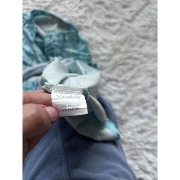 NineDaily women's sz. L Blue/ Aqua Design zip front top. New w/out tags. - Picture 2 of 9
